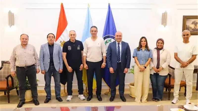 رئيس نادي سموحة يستقبل وفدًا من مصلحة الضرائب