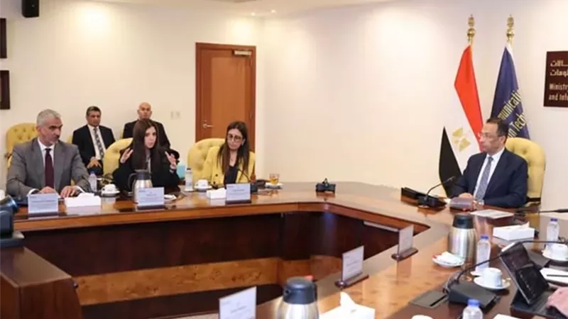 وزير الاتصالات يستعرض خطة تطوير القطاع ودعم الاستثمارات الرقمية