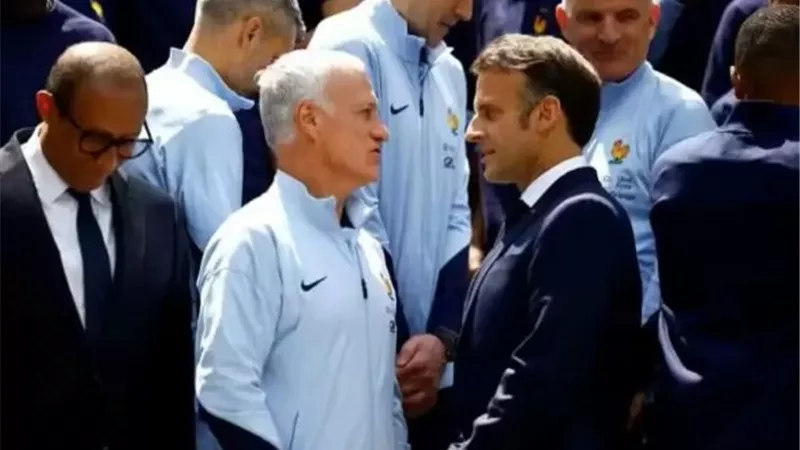 ماكرون يكرم ديشامب في قصر الإليزيه