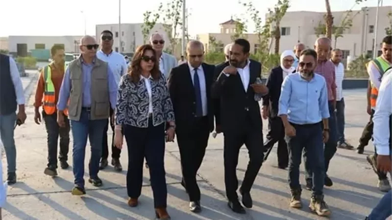 وزيرة التنمية تتفقد منظومة معالجة وتدويرالمخلفات بالعاشر من رمضان