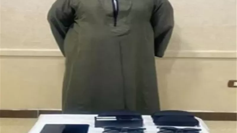 حبس طالب بكلية الطب للترويج لبيع نظارات وسماعات غش بقنا