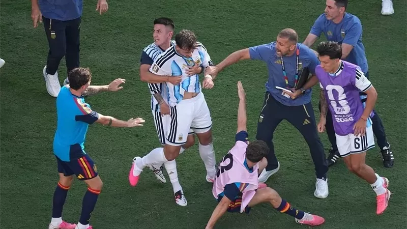 رغم اعتدائه على لاعبي إسبانيا.. فيفا يلغي طرد لاعب الأرجنتين