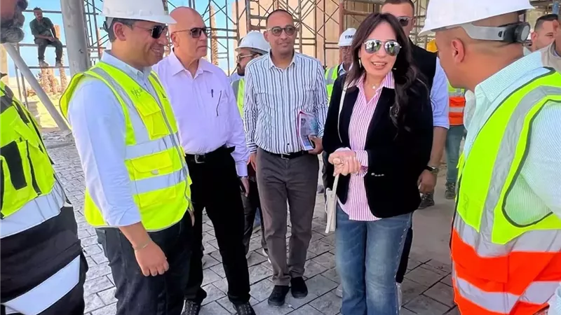 وزيرة الإسكان تتفقد مشروع تطوير منطقة 