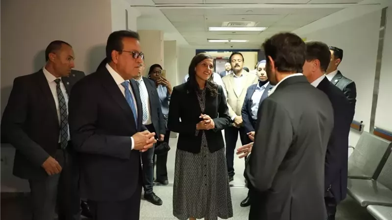 وزير الصحة ونظيرته الفرنسية يتفقدان مستشفى جوستاف روسي