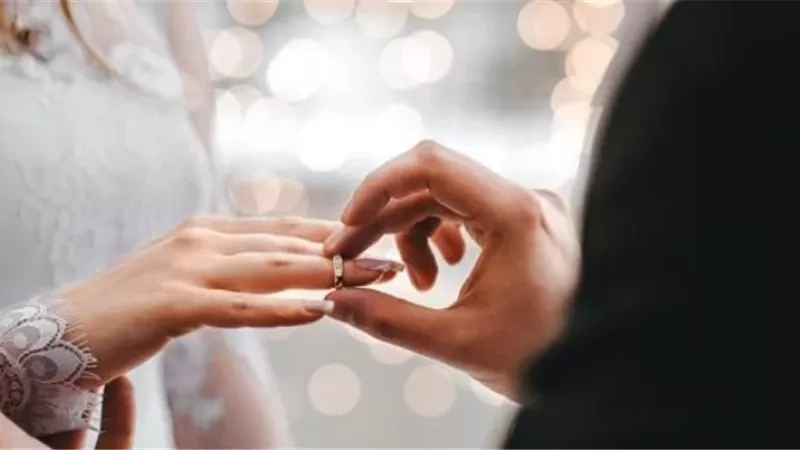 حدود الخاطب..3أمور لا تحق للرجل في فترة الخطوبة