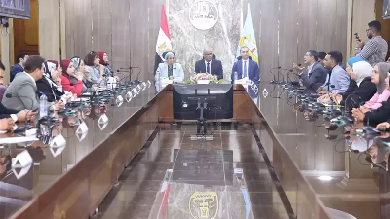 المستشارة أمل عمار ومحافظ كفر الشيخ يلتقيان السيدات العاملات بقطاع الصيد