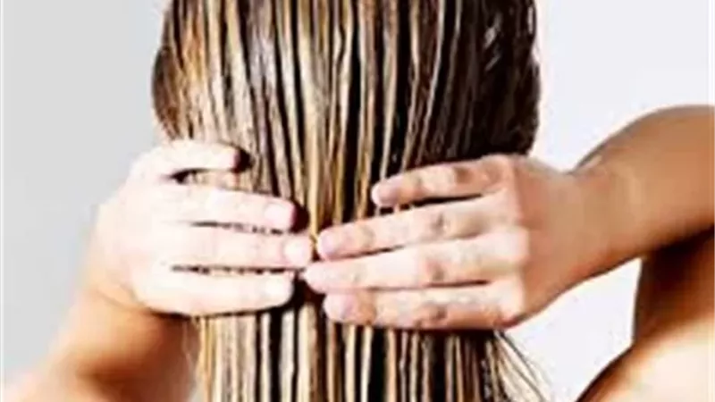 احذري هذه العادات اليومية .. 8 أخطاء تدمر شعركِ الرطب