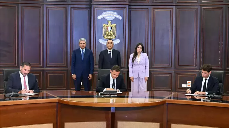 رئيس الوزراء يشهد توقيع اتفاقية لتطوير أكثر من 1800 غرفة وجناح فندقي