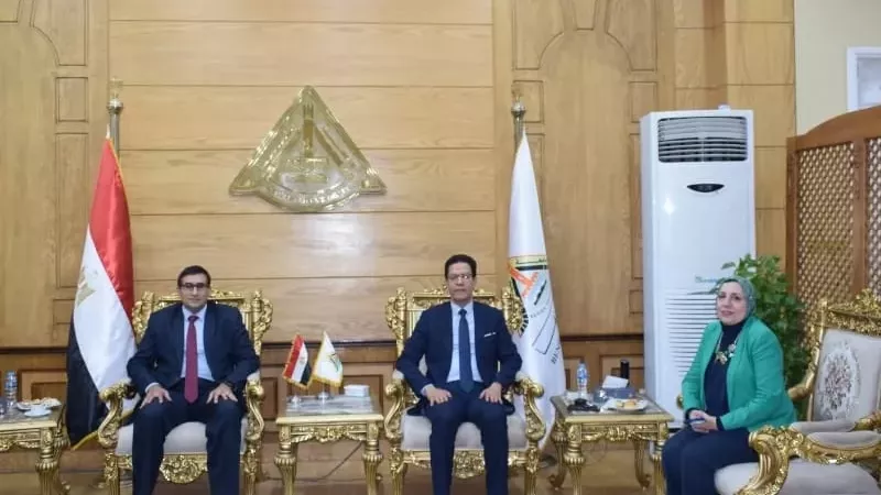 رئيس جامعة بنها يتفقد أكاديمية الأمن السيبراني بـ