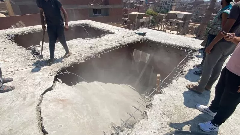 محافظ القليوبية يتابع إزالة أدوار مخالفة ببرج سكني في قليوب