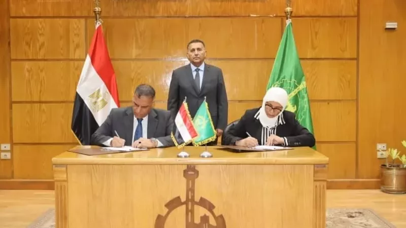 محافظ القليوبية يوقع بروتوكولاً لتشغيل 12 منفذاً متنقلاً لتوزيع لمبات الليد