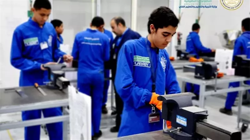 بداية التعيين 26 ألف جنيه.. مسئول بالتعليم يكشف مفأجاة عن بدائل الثانوية العامة