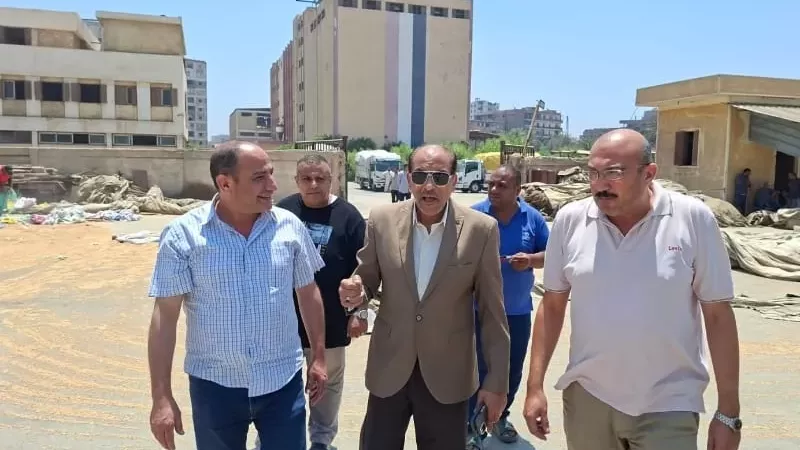 وكيل تموين القليوبية يفاجئ مطحن بنها ويتابع توافر السلع التموينية