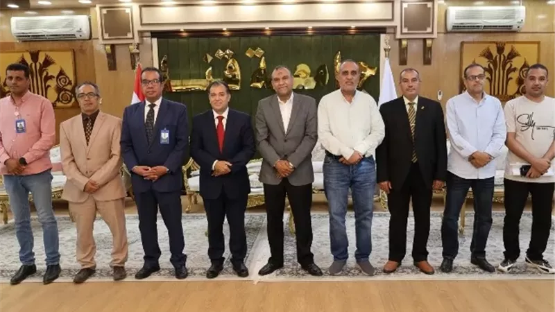 رئيس جامعة قنا يستقبل وفد هيئة تعليم الكبار لبحث التعاون المشترك