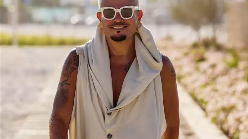 عمرو دياب مطلوب على 