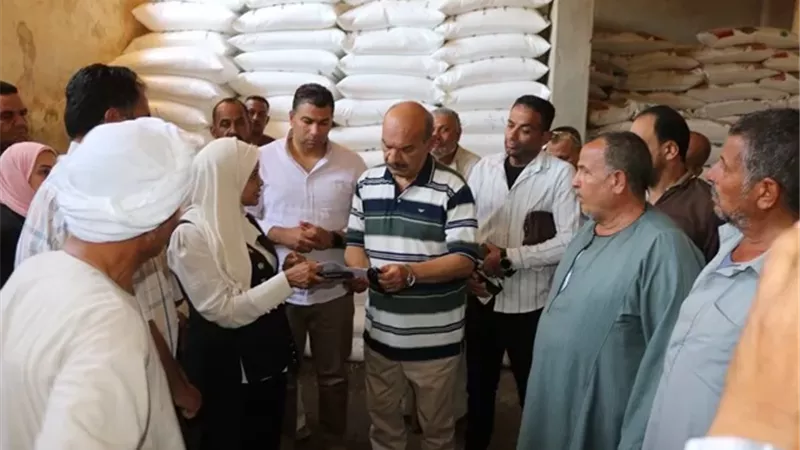 محافظ السويس يكشف مخالفات صرف الأسمدة ويستمع لمزارعى شندورة