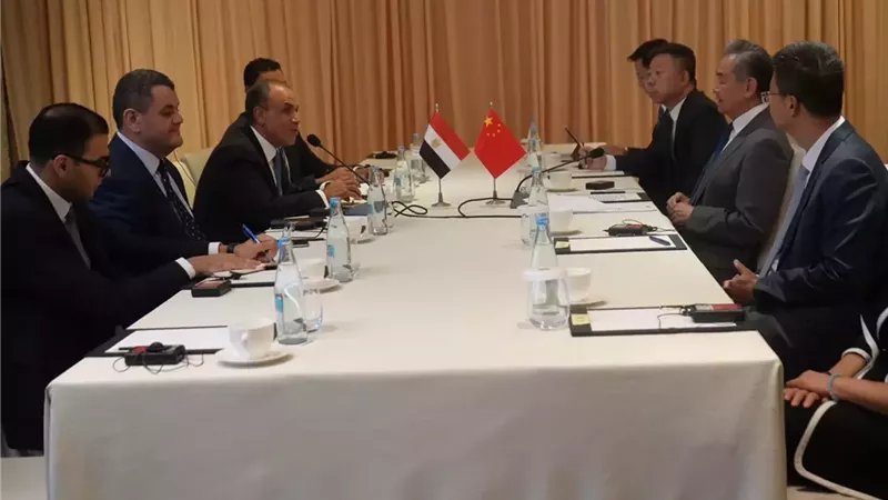 وزير الخارجية يبحث مع نظيره الصيني تطورات الأوضاع الإقليمية