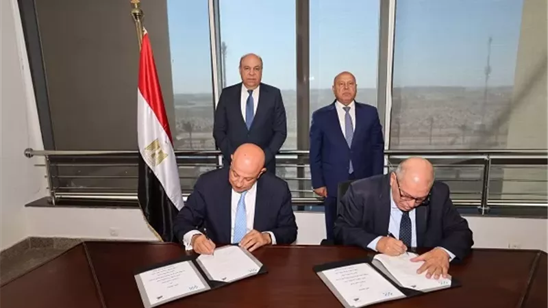«النقل» و«الطيران» توقعان بروتوكولًا لرفع كفاءة وصيانة ممرات المطارات
