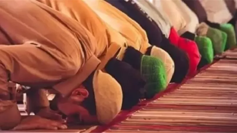 الطريقة الشرعية لتنبيه الإمام في الصلاة