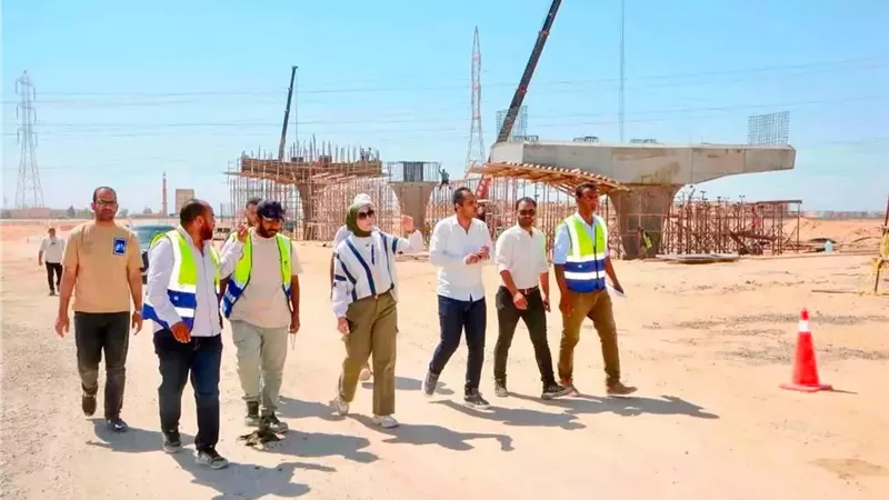 وزيرة الإسكان تتابع موقف تنفيذ عدد من المشروعات بمدينة السويس الجديدة