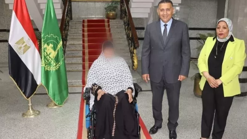 محافظ القليوبية يسلم كرسيين كهربائيين لاثنين من ذوي الهمم استجابة لمطالبهم