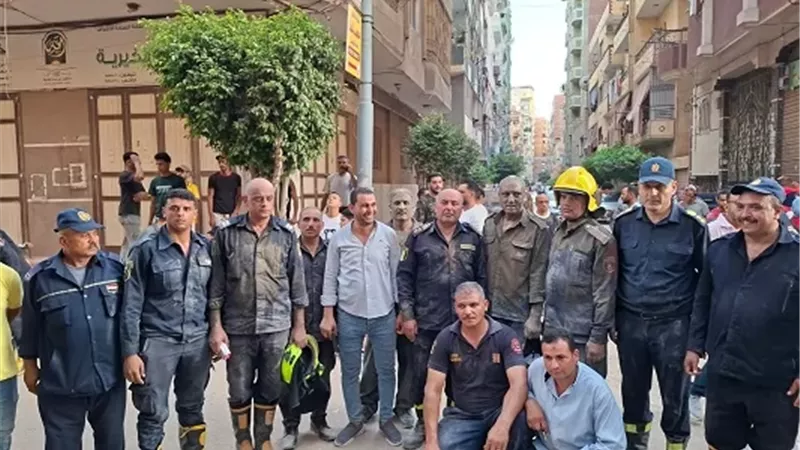 استخراج جثة عامل اسفل أنقاض عقار طلخا المنهار
