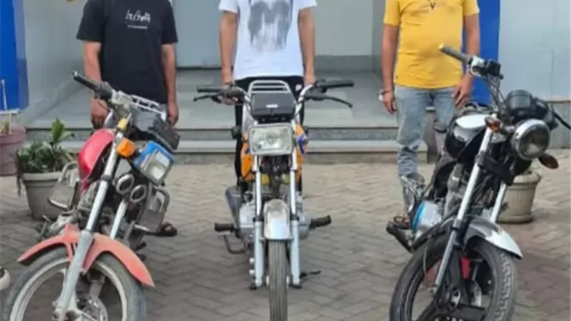 حفل زفاف ينتهي في الحجز.. ضبط 3 شبان استعرضوا بدراجات نارية