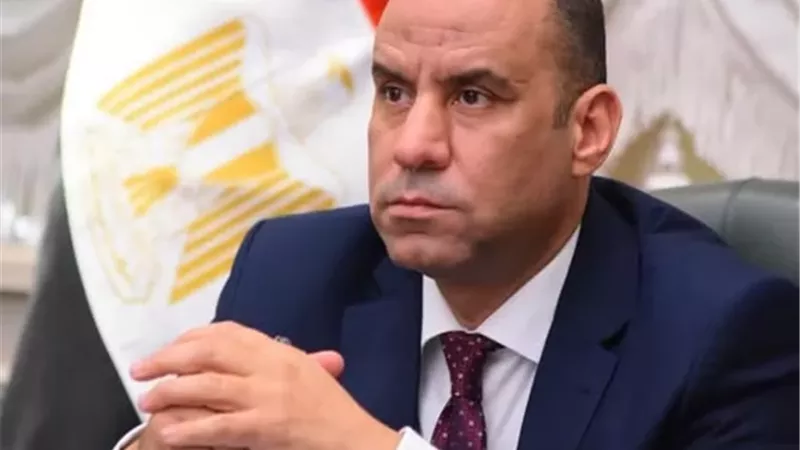 وزير العمل يتابع حادث انقلاب سيارة تقل عمالًا بالمنيا