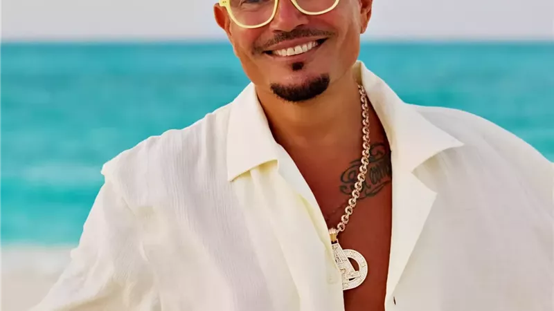 عمرو دياب يطرح ألبومه 