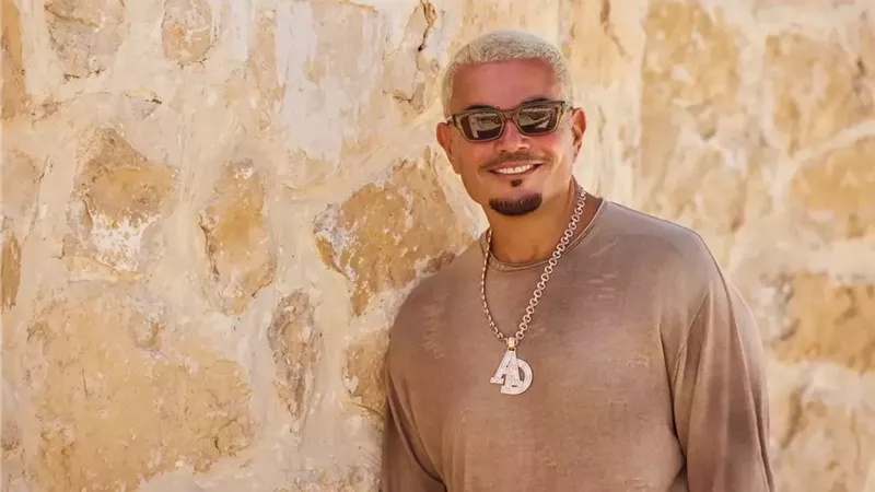 عمرو دياب يكتسح جميع منصات الموسيقى ويتصدرها بألبومه 