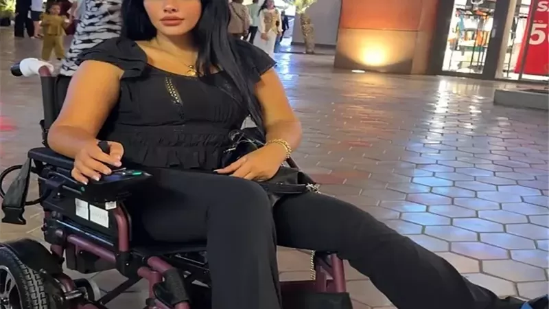 نرمين ماهر تثير قلق جمهورها بعد ظهورها على كرسي متحرك