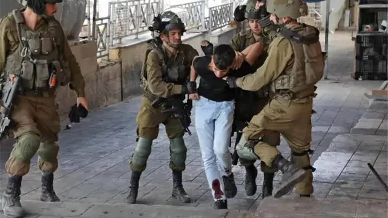 إعلام الأسرى: الاحتلال يعتقل 60 فلسطينيًا في حملة مداهمات بالضفة الغربية