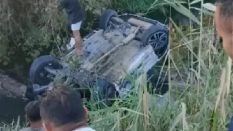 مصرع 3 وإصابة آخر أثر انقلاب سيارة داخل مصرف بطريق ميت معلا