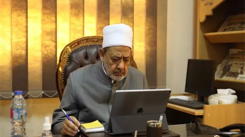 شيخ الأزهر يُهنئ أوائل الثانوية الأزهرية هاتفيًّا