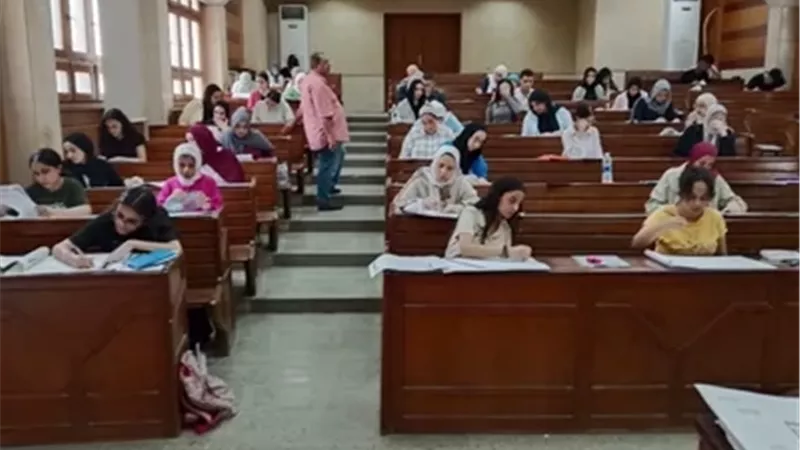 رئيس جامعة العاصمة يتفقد اختبارات القدرات بعدد من الكليات