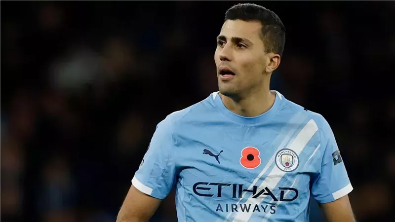 مانشستر سيتي يتمسك بـ رودري رغم عروض ريال مدريد وباريس وبرشلونة