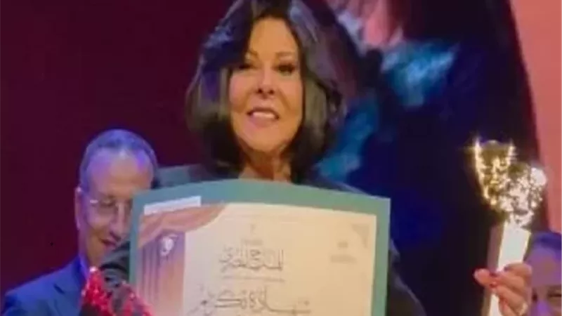 إسعاد يونس تهدى تكريمها لسميرغانم وسهير البابلي بالمسرح القومي