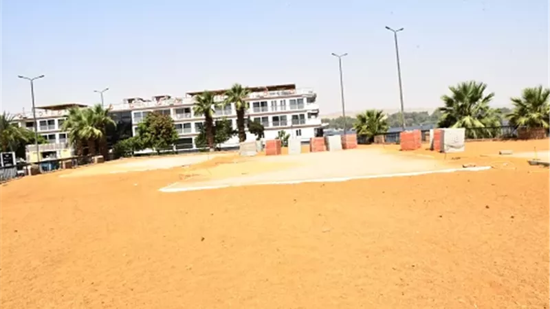 محافظ أسوان يتابع تنفيذ مشروع ملاعب البادل على كورنيش النيل