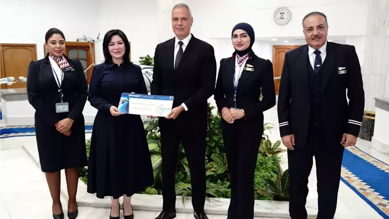 مصر للطيران تكرم الطبيبة 