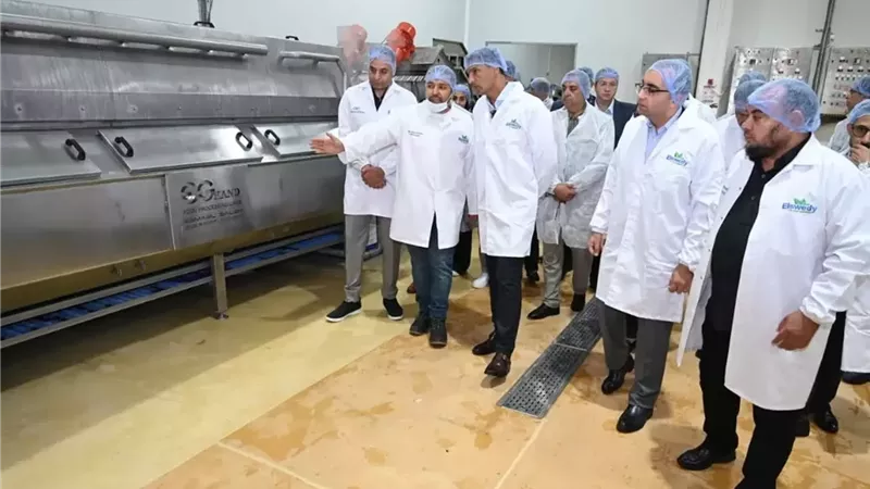 وزير الصناعة يتفقد 4 مصانع للصناعات الغذائية والهندسية والملابس بالإسماعيلية