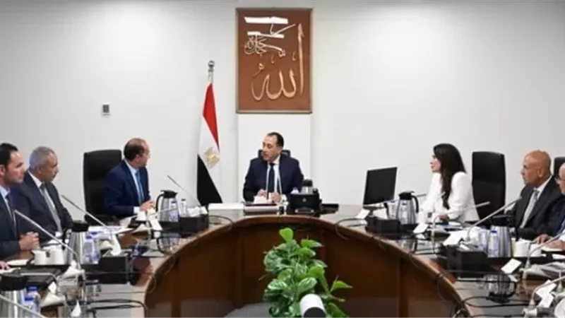 رئيس الوزراء يُتابع ملف تشغيل وصيانة محطات معالجة الصرف الصحي