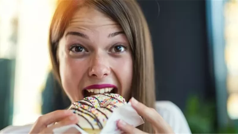 منها الحلويات.. أطعمة قد تسبب الأرق عند تناولها قبل النوم