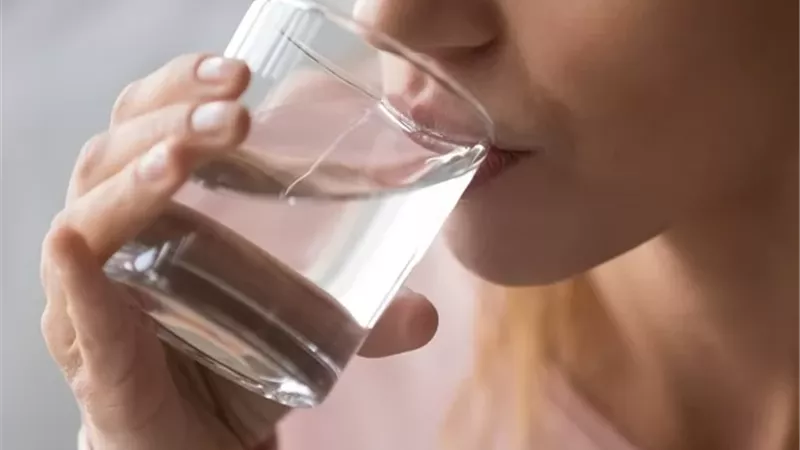 هل شرب الماء مع الوجبات يزيد الشهية؟ دراسة تجيب