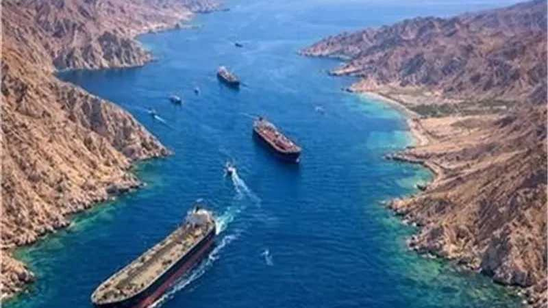 التلفزيون الإيراني يعلن تعرض سفينة لحادث خلال عبورها بمضيق هرمز