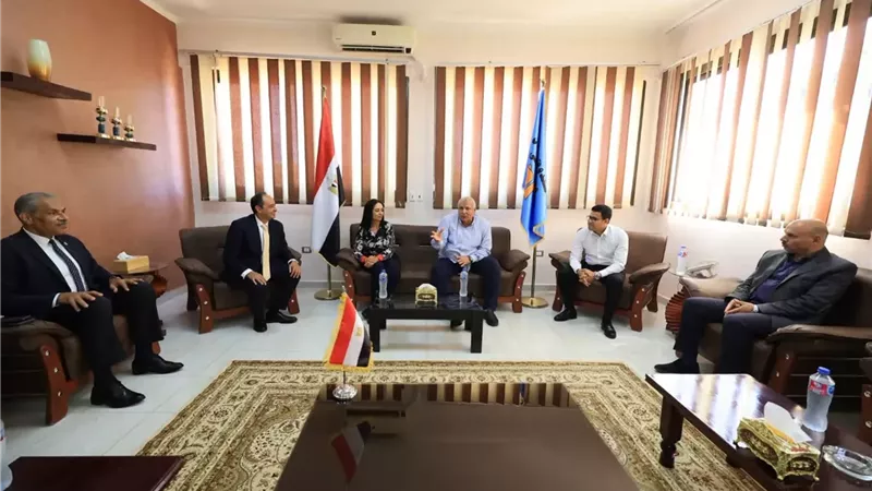 وزيرة التضامن ومحافظ مطروح يزوران مركز العزيمة