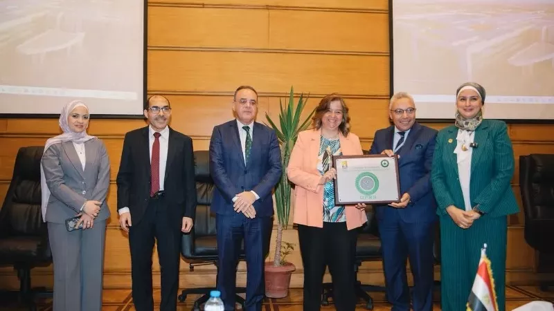 مي عبد الحميد تتسلم شهادة تقييم تنفيذ وحدات الإسكان الأخضر