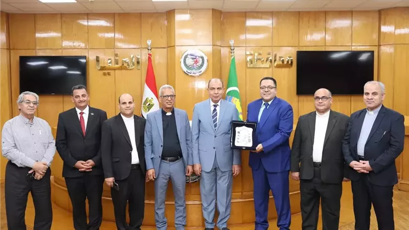 محافظ المنيا يستقبل وفد كلية لاهوت المثال الانجيلية