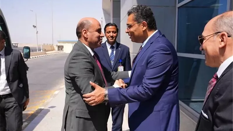 محافظ البحر الأحمر يستقبل وزير العمل بمطار الغردقة