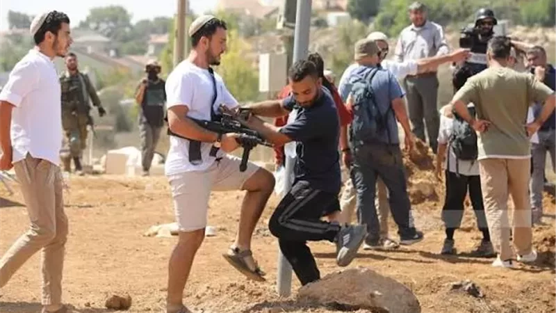 إصابة عدد من الفلسطينيين في اعتداء للمستوطنين شمال القدس