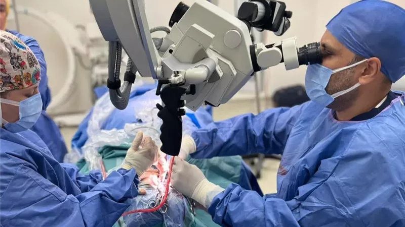 لأول مرة..زراعة سماعة عظمية في مجمع الإسماعيلية الطبي